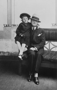 Far og datter fotografert på Landsutstillingen i Bergen 1928. Foto: Atelier KK