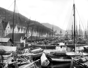 Havnen i Bergen med bryggen og båtene. Fotograf Knud Knudsen 1882/85 Foto: Knud Knudsen